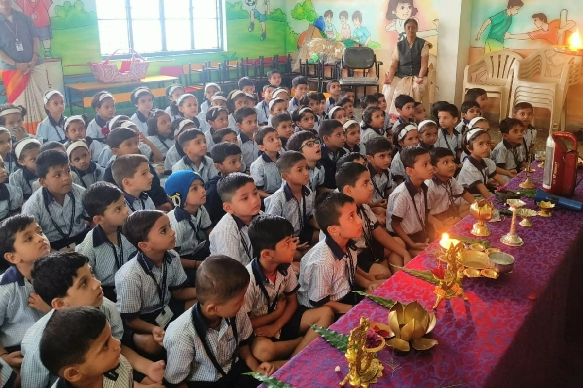 मा.स. गोळवलकर गुरुजी विद्यालयात पूर्व प्राथमिक विभागात दीपपूजन सोहळा